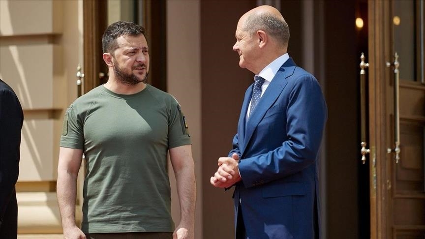 Зеленський обговорив із Шольцом ситуацію на полі бою та нові удари рф по цивільних