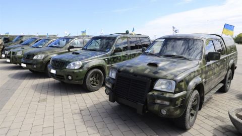 Воїнам вкрай необхідна автомобільна техніка: на Буковині збирають машини для фронту