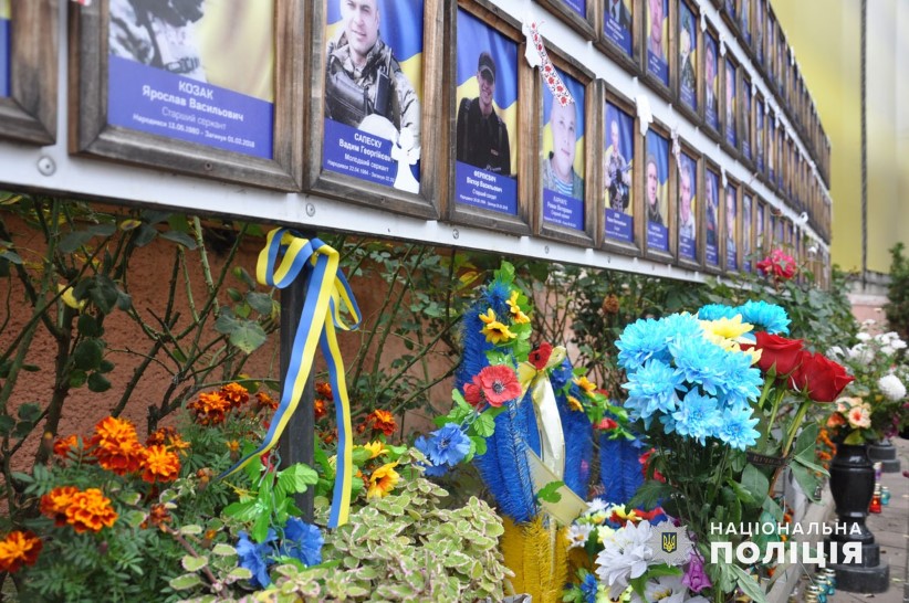 Хвилиною мовчання, квітами та лампадками: у Чернівцях вшанували загиблих у війні захисників України і мирних жителів