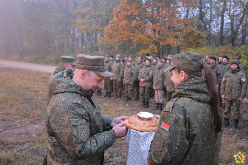 “Радо зустріли з хлібом і сіллю”: до Білорусі прибули ешелони російських військових