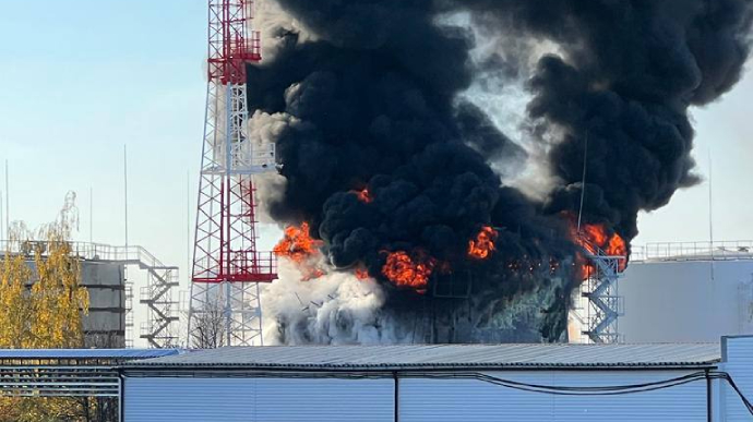 У російському Бєлгороді вибухи, губернатор повідомляє про пожежу на нафтобазі поблизу міста