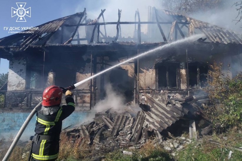 На Буковині внаслідок пожежі згорів будинок: знайшли тіло чоловіка