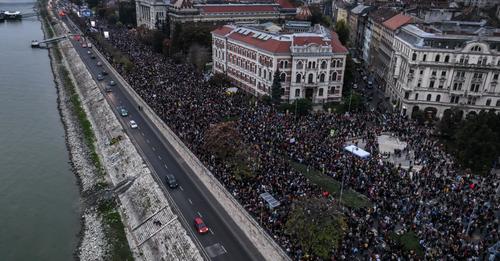 Тисячі людей протестували проти уряду Орбана в Будапешті