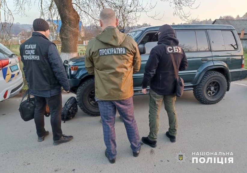 За 9100 доларів незаконно переправляв “ухилянтів” до Румунії: правоохоронці затримали буковинця
