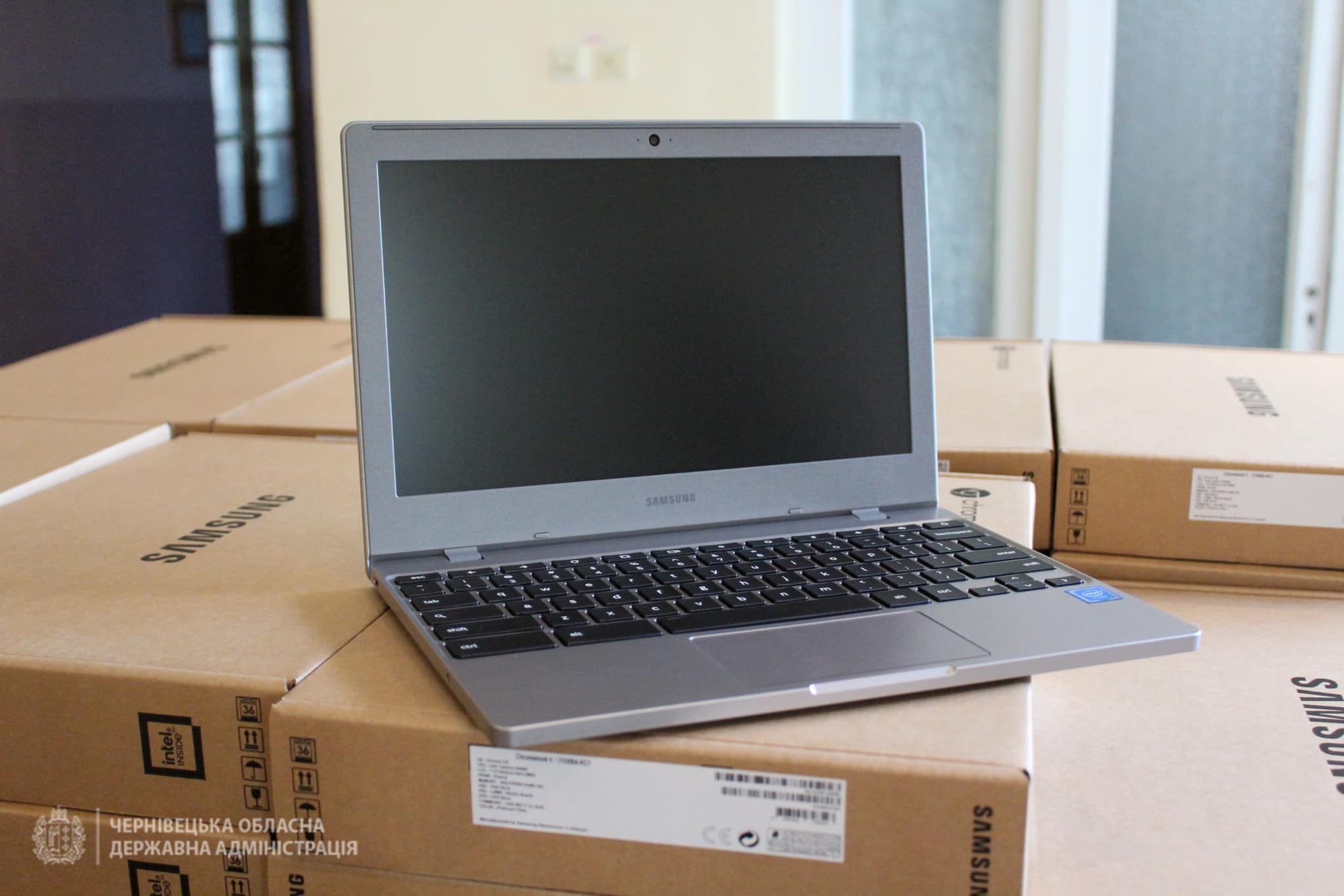 Міжнародна підтримка: освітнім закладам Буковини передали 496 ноутбуків