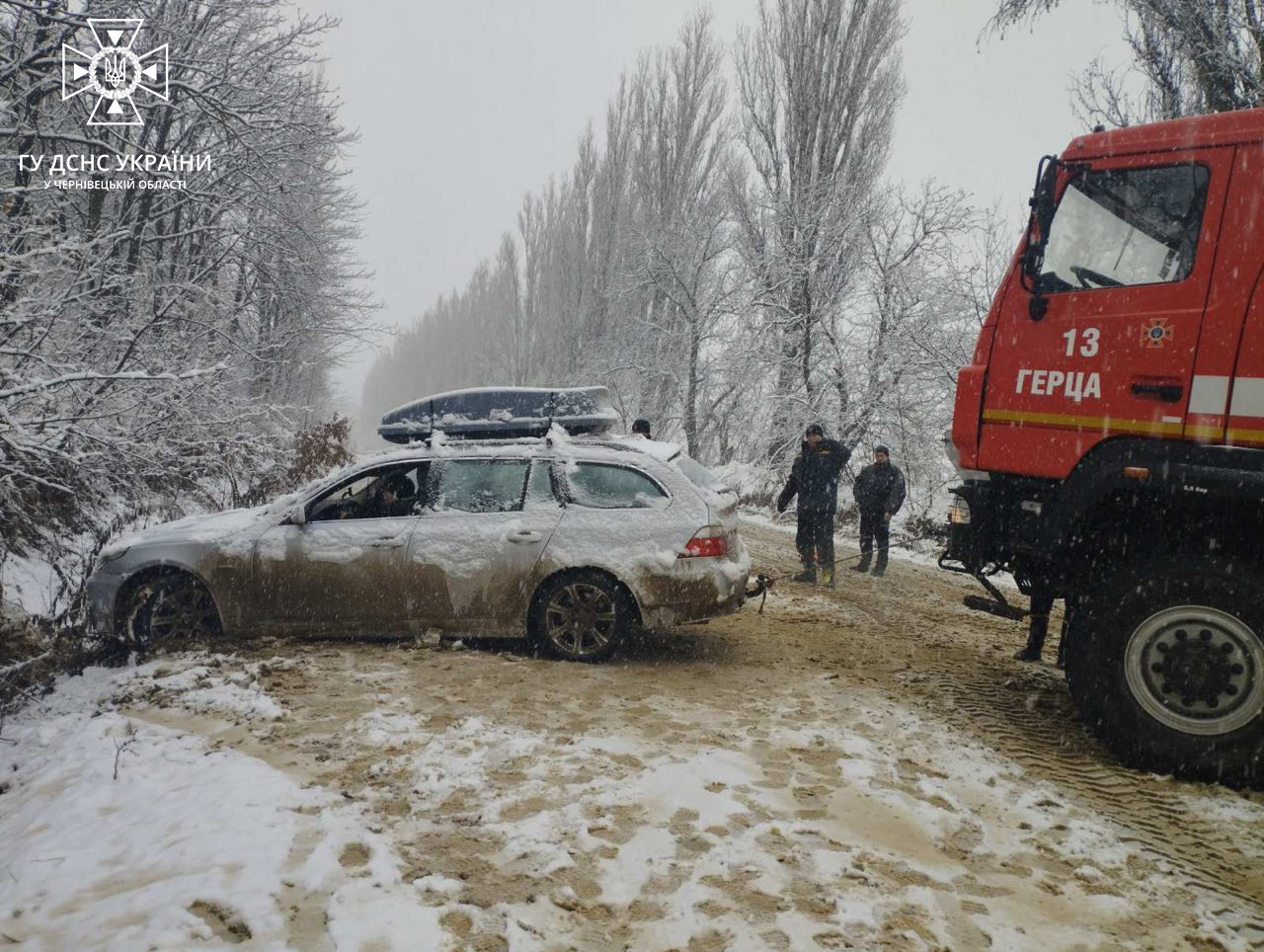 На Буковині водійка на “BMW” з’їхала в кювет: легковик відбуксирували рятувальники