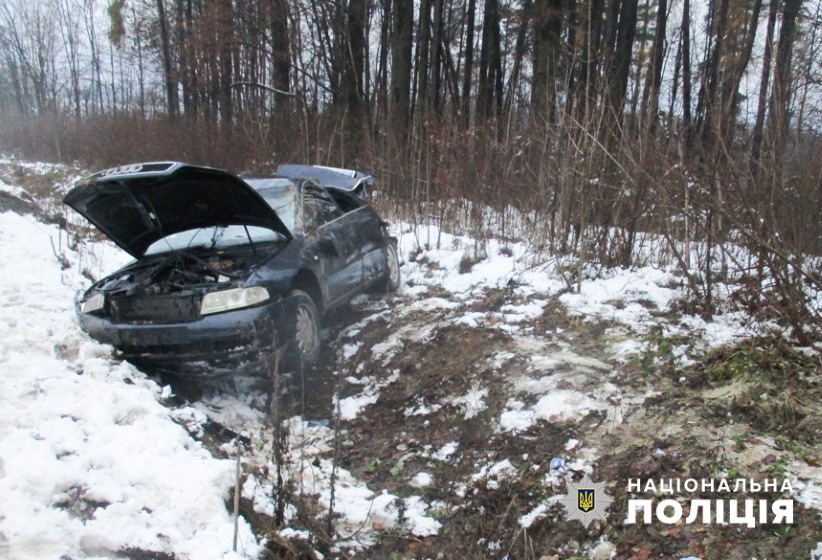 ДТП на Буковині: внаслідок перекидання автівки в кювет постраждали кермувальниця та пасажир