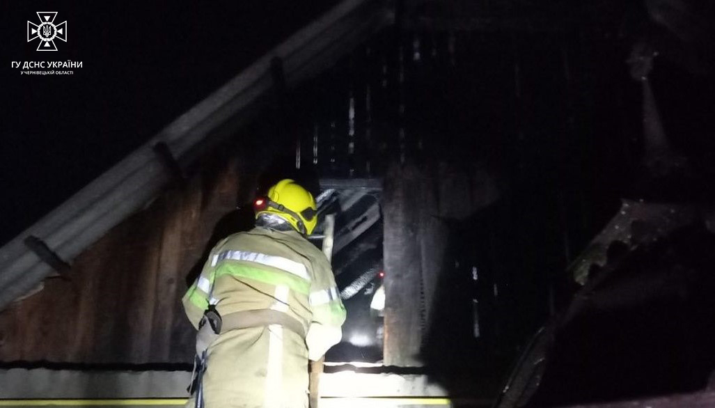 На Буковині впродовж вихідних рятувальники ліквідували 4 пожежі