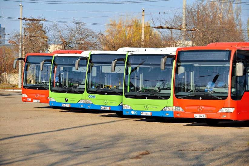 До Чернівців прибули п’ять нових автобусів придбаних цьогоріч