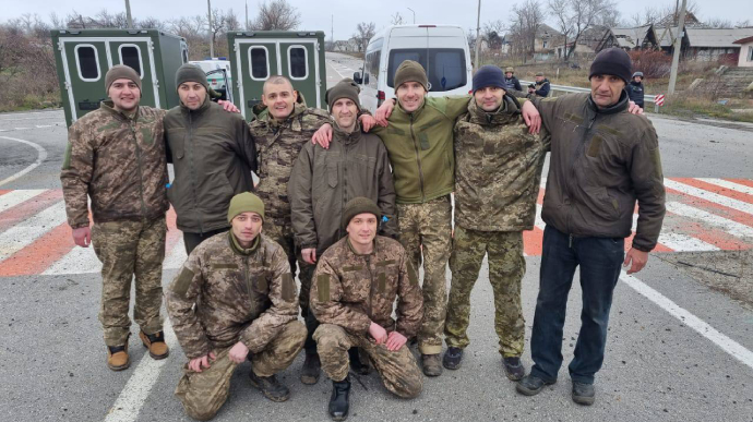 Україна звільнила з російського полону ще 12 людей