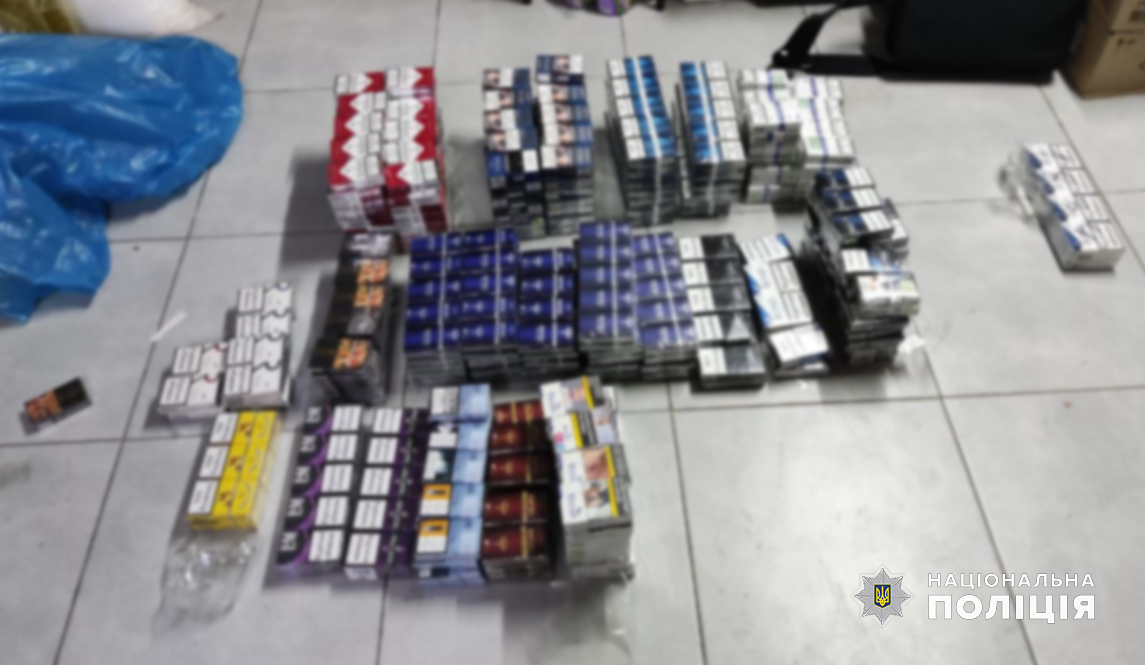 Без марок акцизного податку України: на Буковині правоохоронці вилучили з магазину 700 пачок сигарет і 39 пляшок алкоголю
