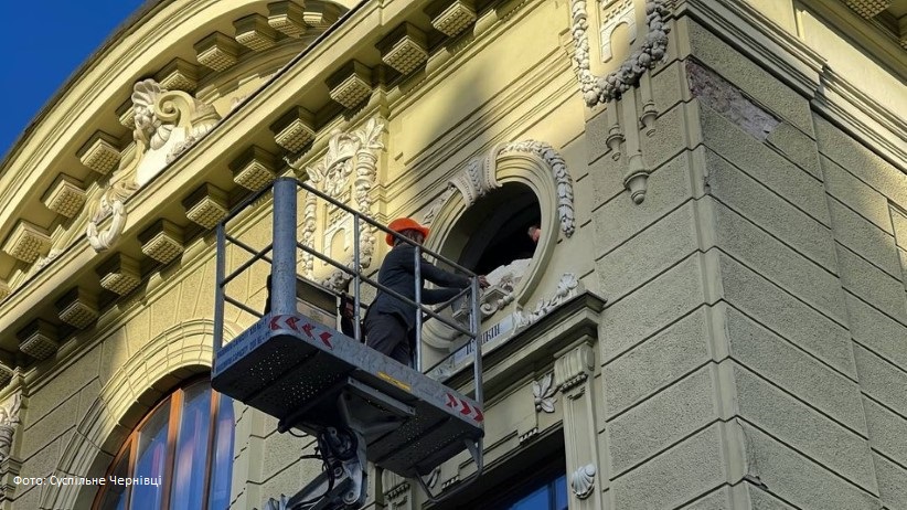 У Чернівцях демонтували бюст Пушкіна на фасаді театру