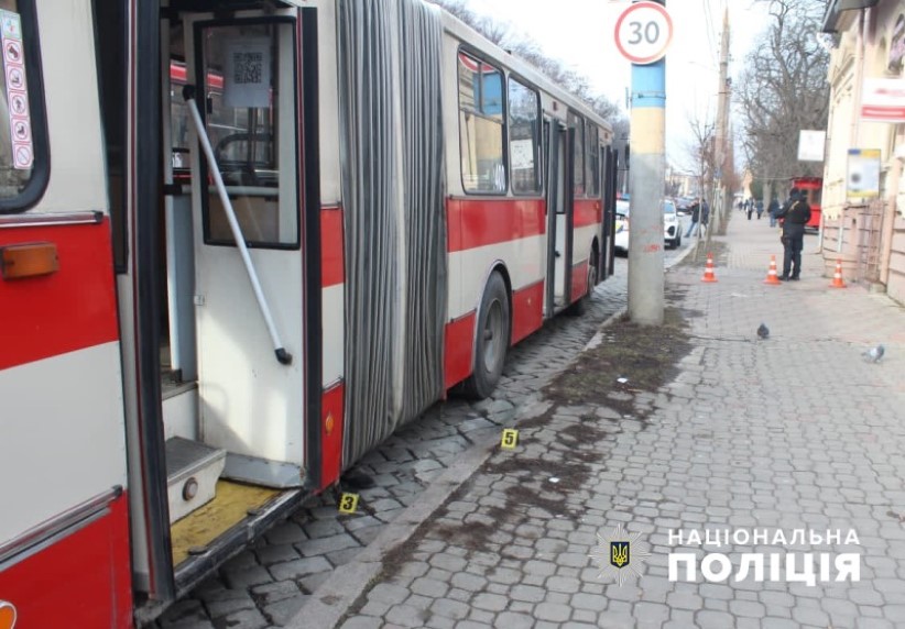 Випала з салону тролейбуса: у Чернівцях у ДТП загинула пенсіонерка