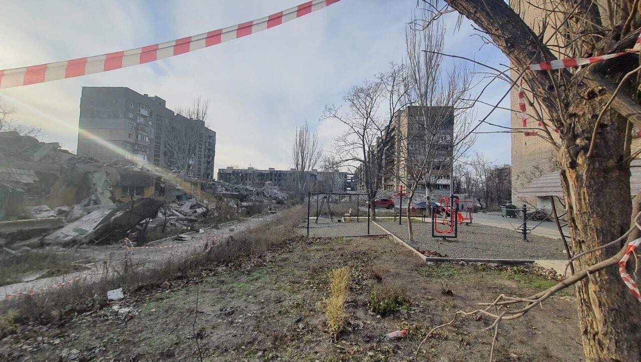 Російські окупанти готуються знищити чергові будинки у центрі Маріуполя