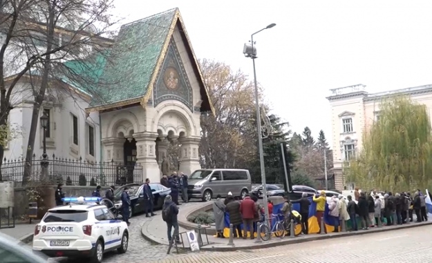 Громадяни скандують “вбивці”: у Софії протест біля російської церкви, куди приїхали посол рф та митрополит рпц