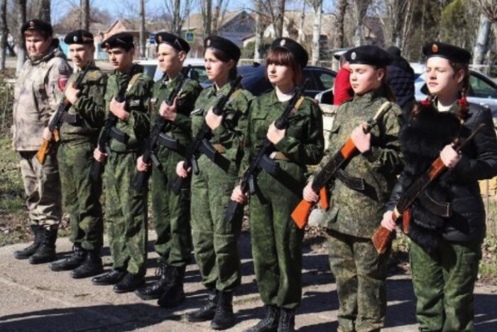 Російські загарбники масово вивозять дітей із Луганської області в Чечню для “перевиховання”