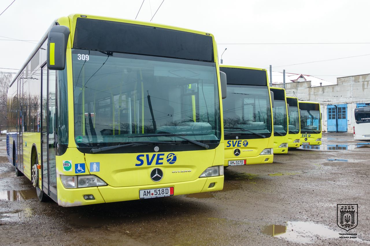 До Чернівців прибули ще 5 автобусів та тролейбус