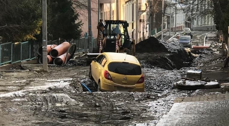 В Чернівецьку яму впав ще один автомобіль