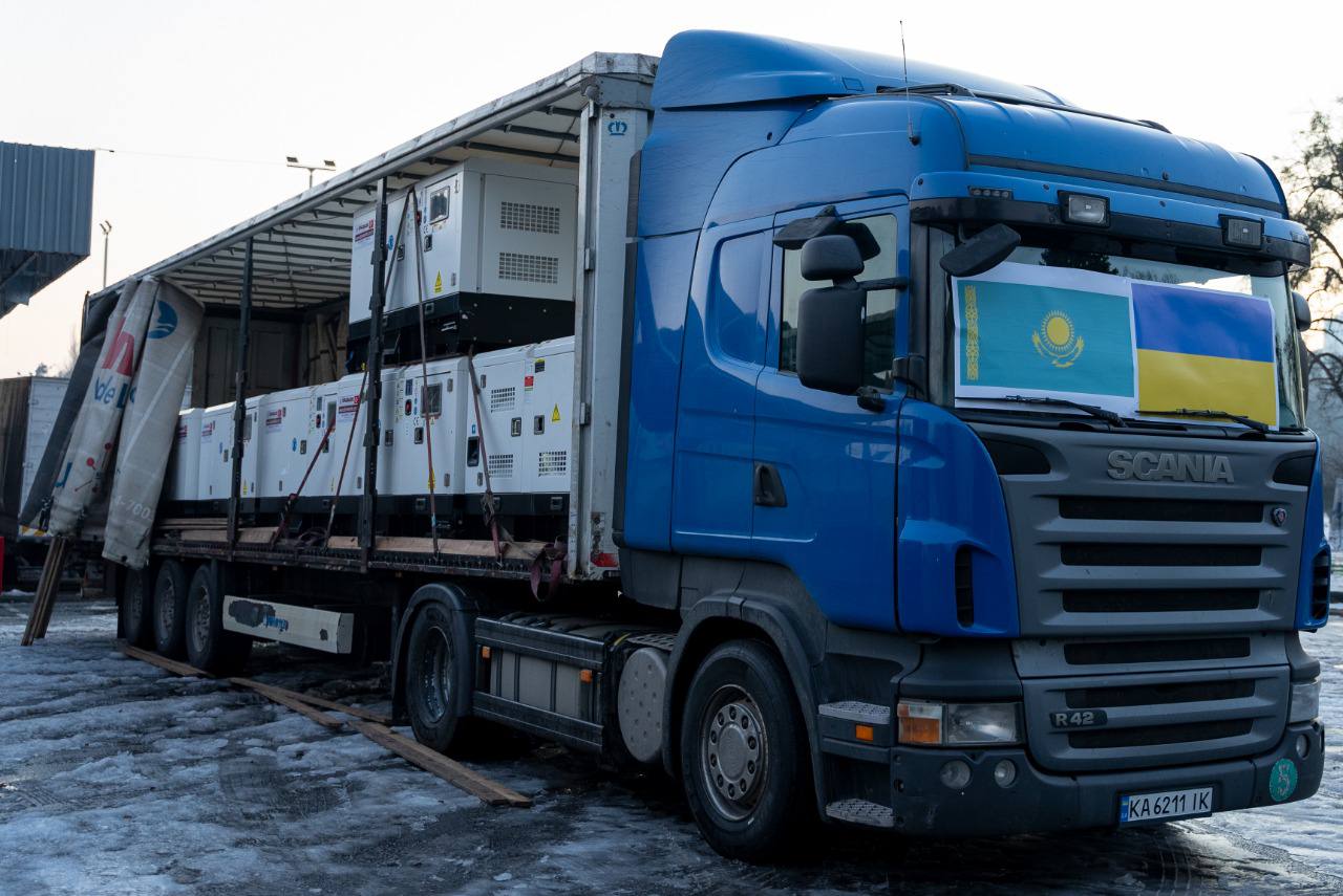 Казахстан передав українським медикам 41 генератор