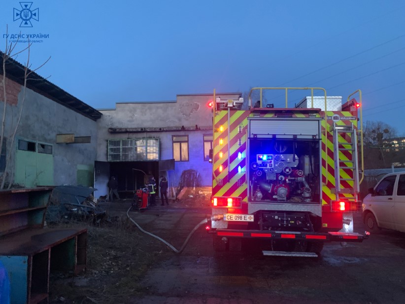 Пожежа на СТО у Чернівцях: знищені 1 автомобіль та робочий інструмент