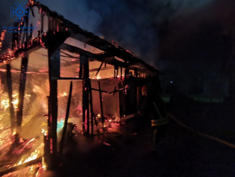 На Буковині трапилася ще одна пожежа: горіла господарська будівля