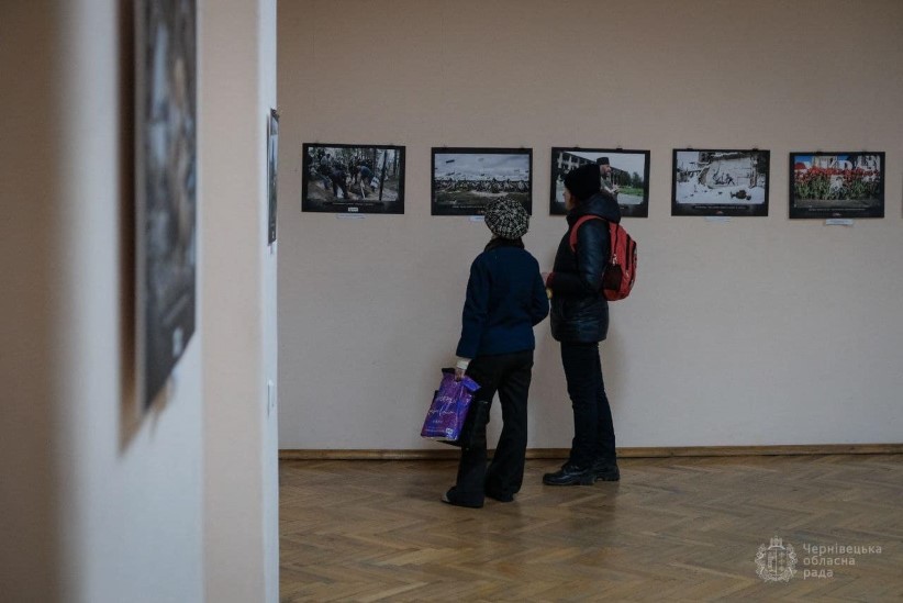 “Війна за 24 секунди”. У Чернівцях відкрили фотовиставку журналістів Крістіана Лупашку та Іліє Пінті