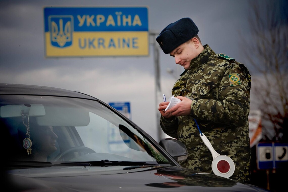В Україні вже діє заборона на виїзд держслужбовцям: кого саме стосується