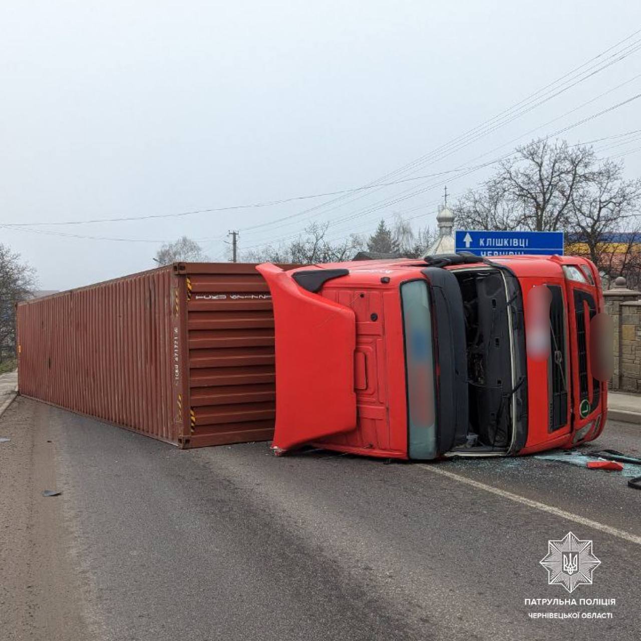 На Буковині через перекидання вантажівки перекрито рух транспорту на трасі Житомир-Чернівці