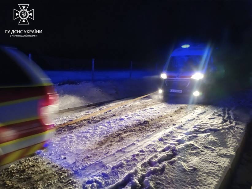 Нерозчищені дороги: на Буковині рятувальники витягли “швидку” з кювета