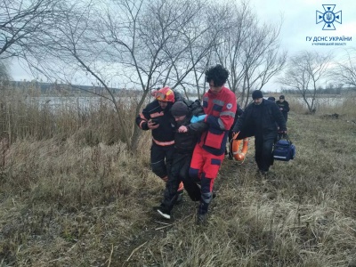 Риболовля з фатальними наслідками: на Буковині врятували трьох людей, які провалилися під кригу