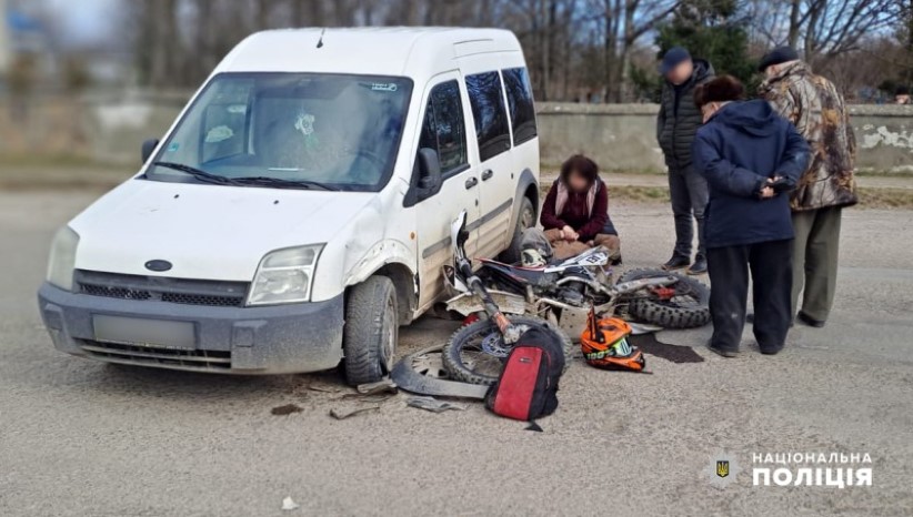 Не впорався з керуванням та зіткнувся з мотоциклістом: ДТП на Буковині