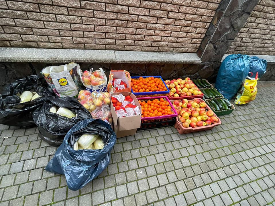Надсилає вантажі щотижня: підприємець з Чернівців за власні кошти купує овочі та фрукти для геріатричного пансіонату