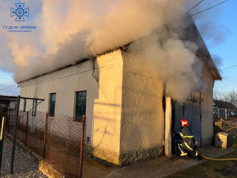 Пожежу помітили сусіди: вранці у Сокирянах горіла господарська будівля