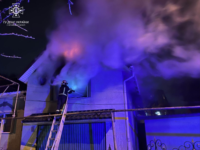 Пожежа у Чернівцях: вогнеборці ліквідували займання будинку