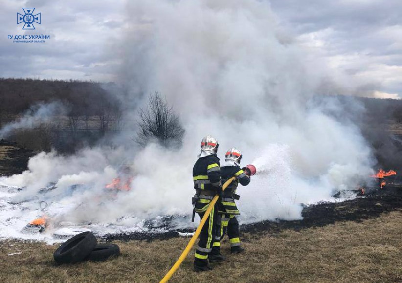 Пожежі на Буковині: упродовж вихідних рятувальники ліквідували 10 загорань