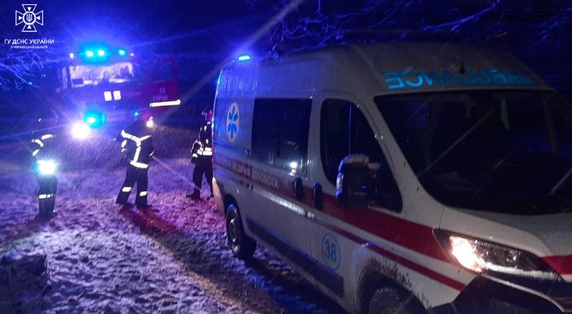 Не зміг подолати підйом: рятувальники відбуксирували автомобіль швидкої допомоги