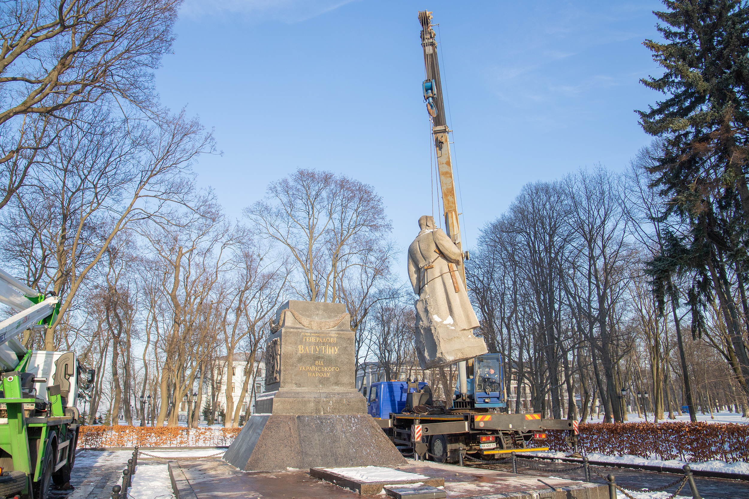 У Києві демонтували пам’ятник радянському генералу Ватутіну