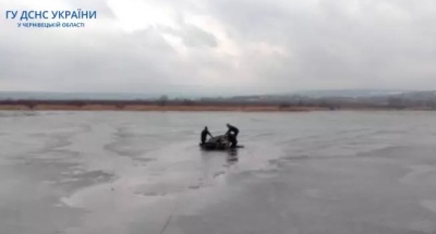Провалився під лід та втопився: працівники ДСНС підняли з дна ставка тіло чоловіка