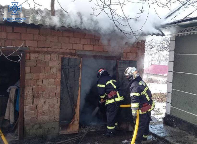 Порушення правил безпеки призвело до пожежі: у Чернівцях врятували власника дачного будинку