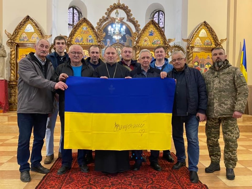 Військовий капелан УГКЦ з Чернівців отримав прапор з підписом Головнокомандувача ЗСУ Валерія Залужного