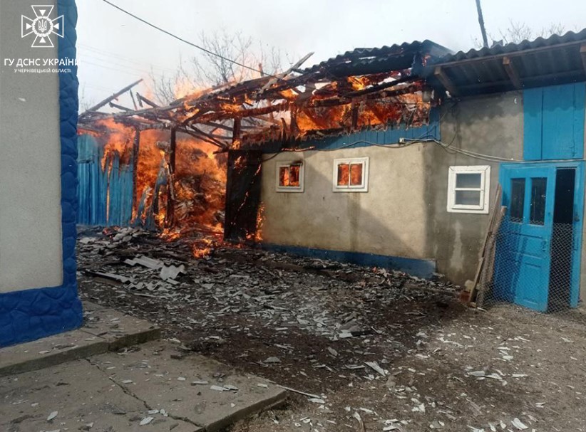 Горіли житлові й господарські будівлі: вогнеборці ліквідували 7 пожеж