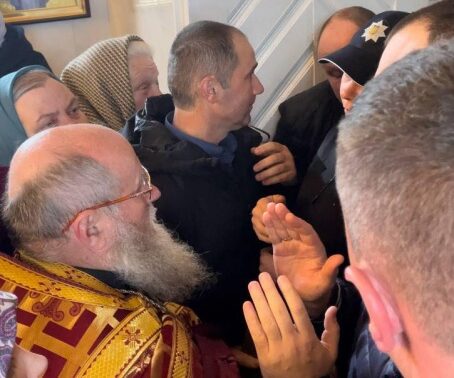 Омбудсмен відреагував на заяву УПЦ МП, що її священника на Буковині поліція «тягала по храму»