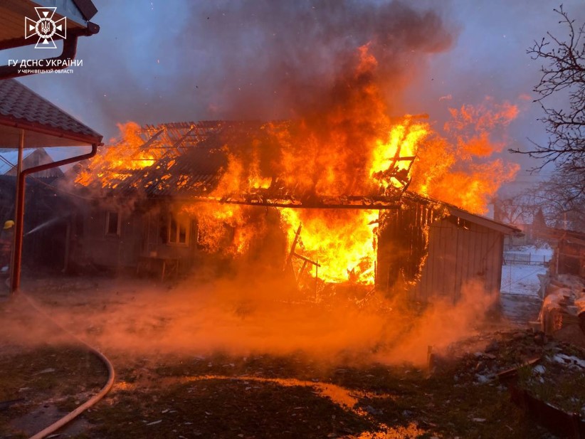 Коротке замкнення електромережі: рятувальники ліквідували пожежу на Буковині