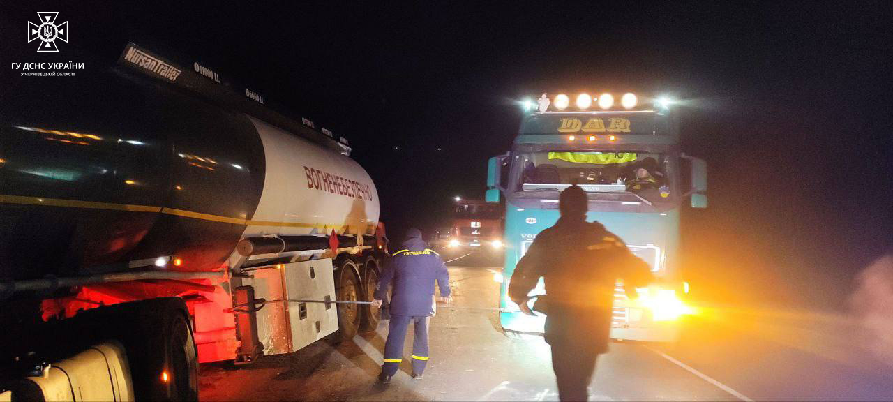 З’їхала з дороги: на Буковині рятувальники відбуксирували вантажівку