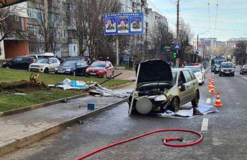 ДТП у Чернівцях: автівка від удару перекинулась на дах