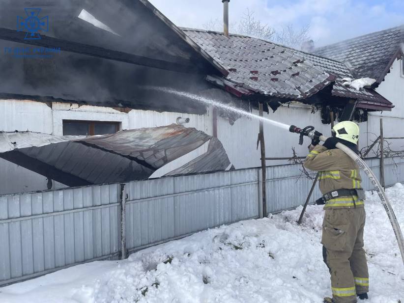 Коротке замкнення спричинило пожежу: на Буковині горів житловий будинок