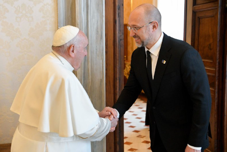 Шмигаль зустрівся з Папою Римським у Ватикані й запросив його в Україну