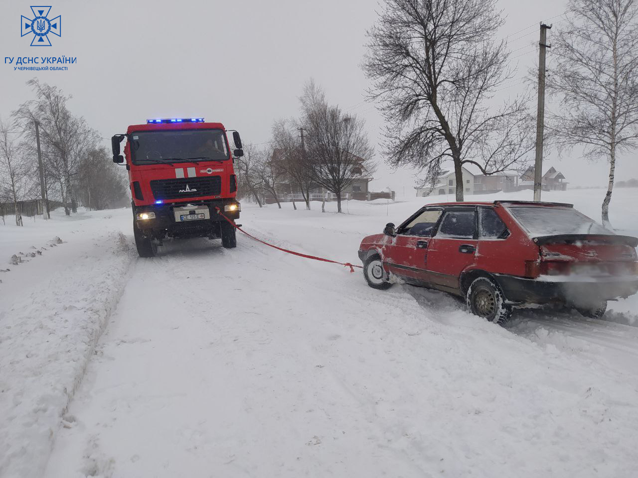 Відбуксирували автомобіль швидкої та 5 вантажівок: як рятувальники допомагали водіям під час негоди