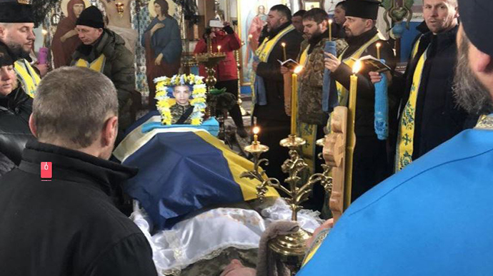У селі Задубрівка представники УПЦ МП намагалися не пропустити церкви домовину з загиблим воїном для відспівування