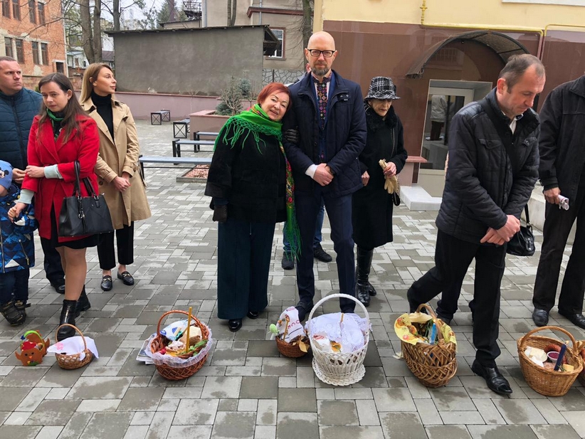 Арсеній Яценюк святкував Великдень у Чернівцях